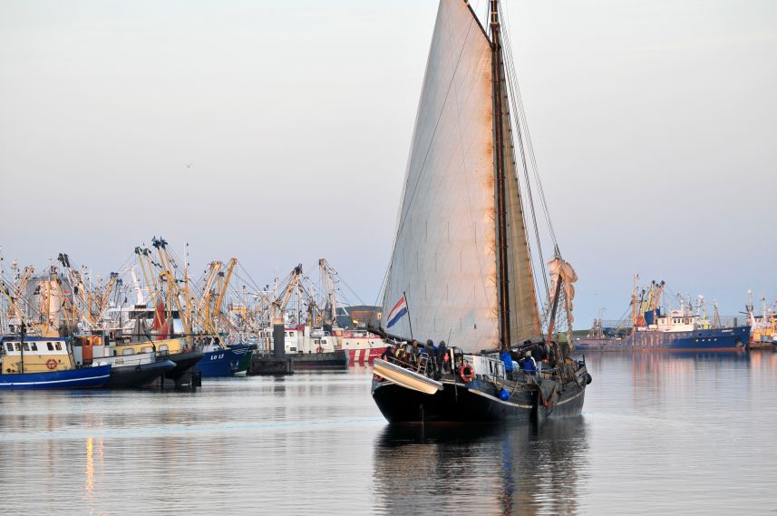 Aankomst in haven Lauwersoog in avondlicht 11