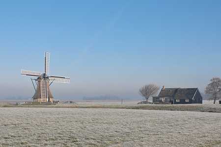 Naast de Huinsermolen