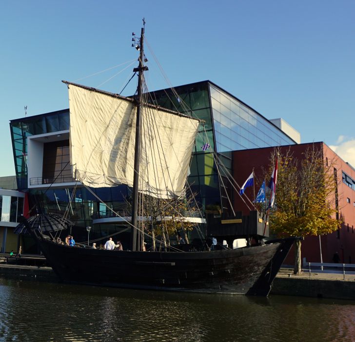 Kamper Kogge afgemeerd voor de stadsschouwburg de Harmonie in Leeuwarden