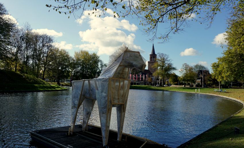 protest tegen plastic gebruik in de wereld. Paard Prinsentuin Leeuwarden