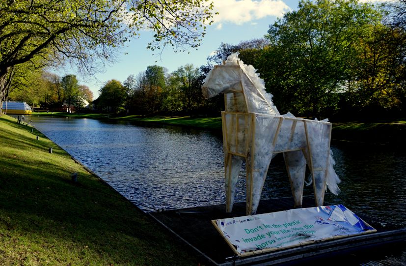 protest tegen plastic gebruik in de wereld. Paard Prinsentuin Leeuwarden