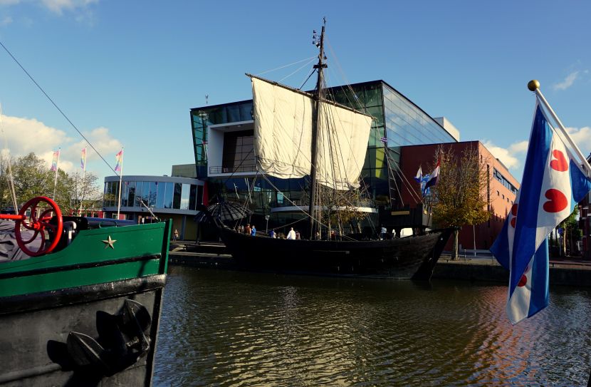 Kamper Kogge afgemeerd voor de stadsschouwburg de Harmonie in Leeuwarden