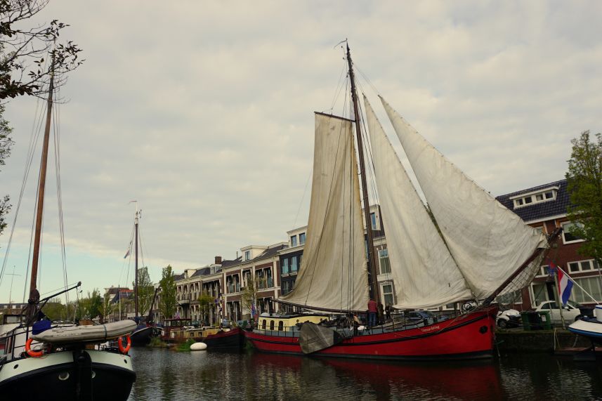 klipper de verwachting onder zeil op de Oostergracht Leeuwarden