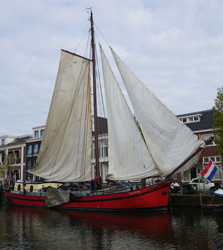 klipper de verwachting onder zeil op de Oostergracht Leeuwarden