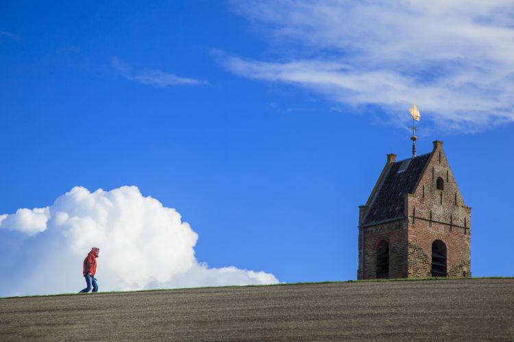 Wandelen op de dijk bij Wierum