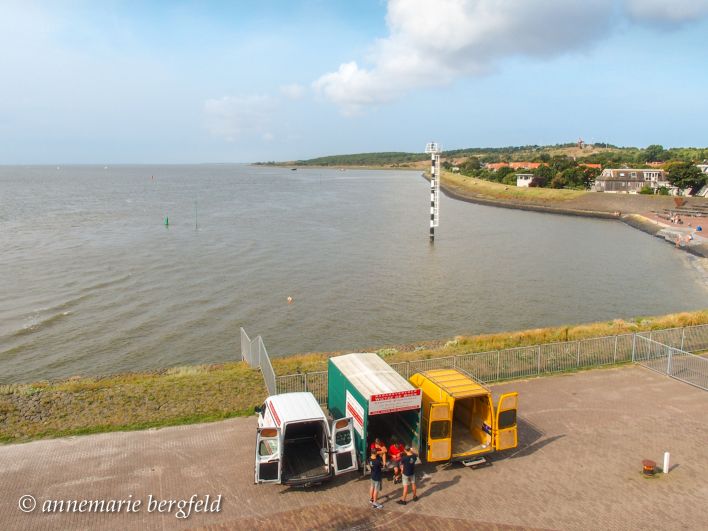 Vlieland, bagagevervoerders bij de boot