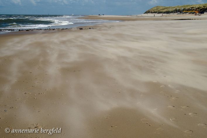 Harde wind op het strand van Vlieland