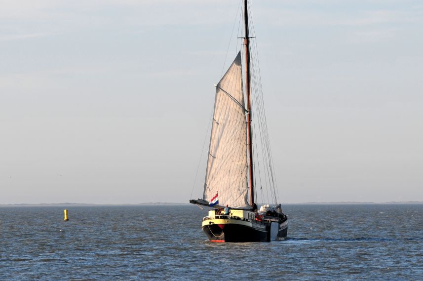 Zeilen hijsen op de Waddenzee