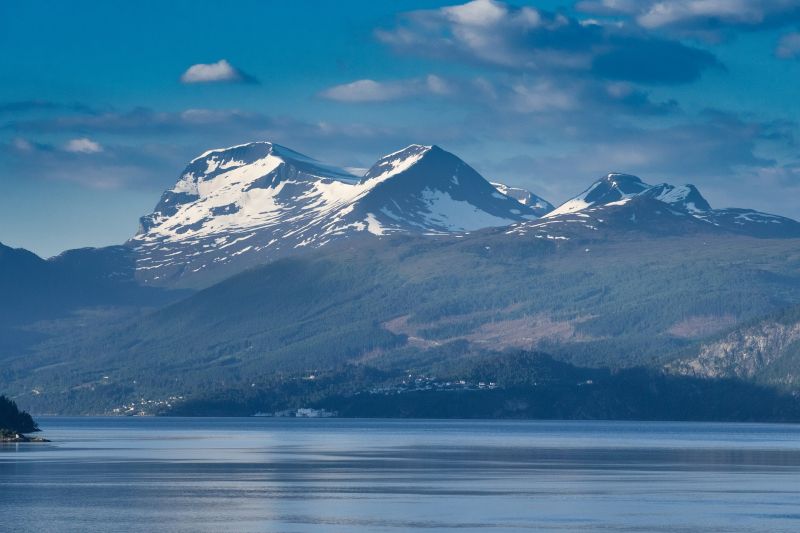 Ontdek de wereld vanaf Nederlandse havens: cruises naar Noorse fjorden en meer