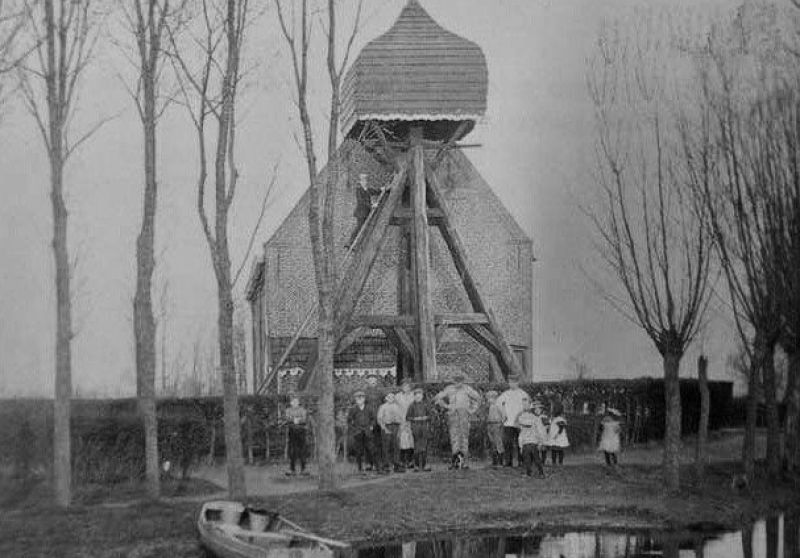 Kerk en klokkenstoel 