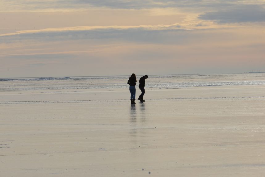 IJs op het IJsselmeer met twee personen