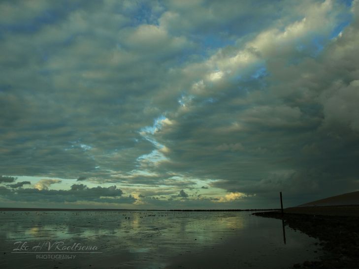 De wolken wijken uiteen boven Wierum....