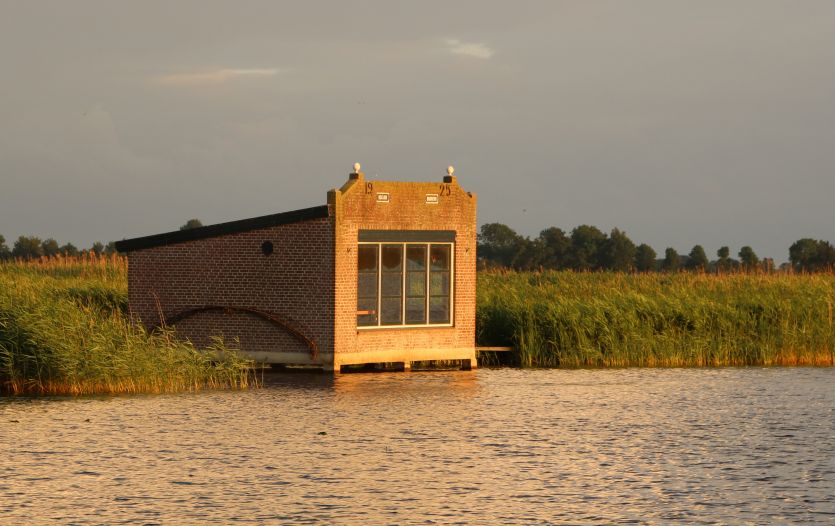 Verenigingsgebouw Ijsclub Oudkerk in het avondlicht.