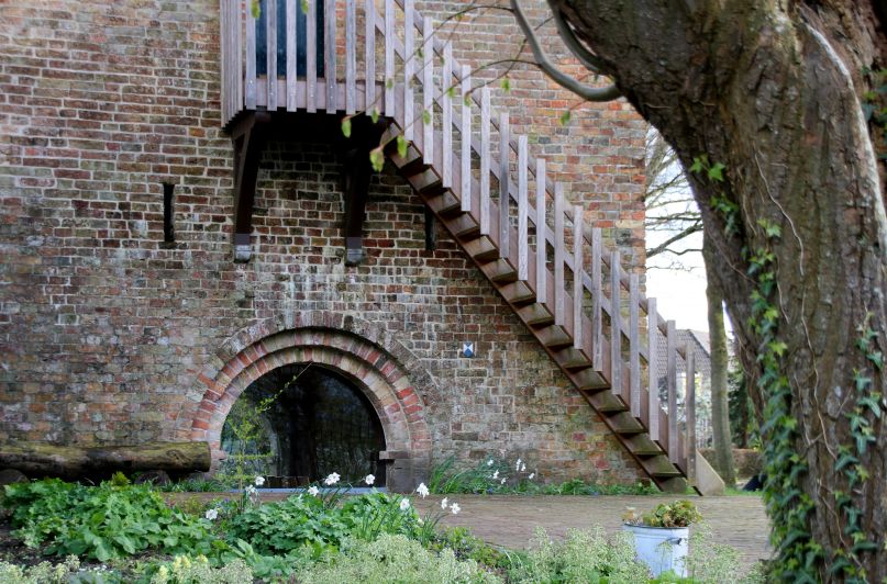 Schierstins in Veenwouden. Gebouwd begin veertiende eeuw.