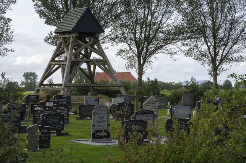 Kerkhof Idzega met de klokkestoel