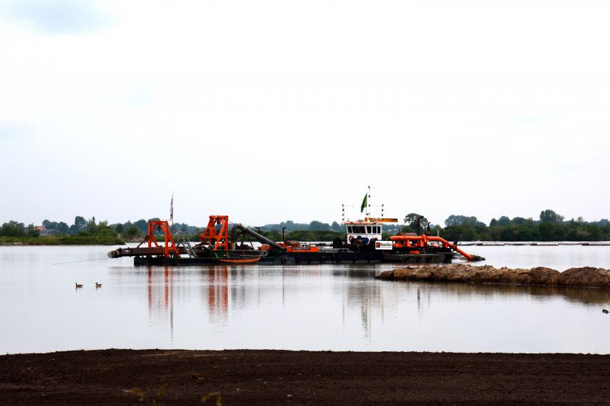 Zandwinning in zandput bij Nij Beets