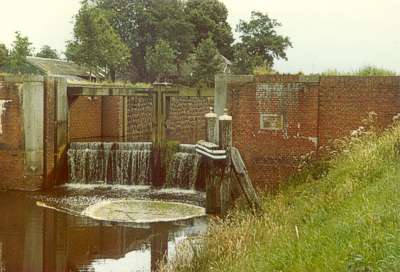 Schutsluis te Buinen