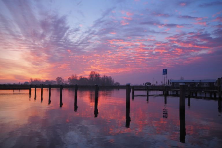 Zonsopkomst in de jachthaven van Grou