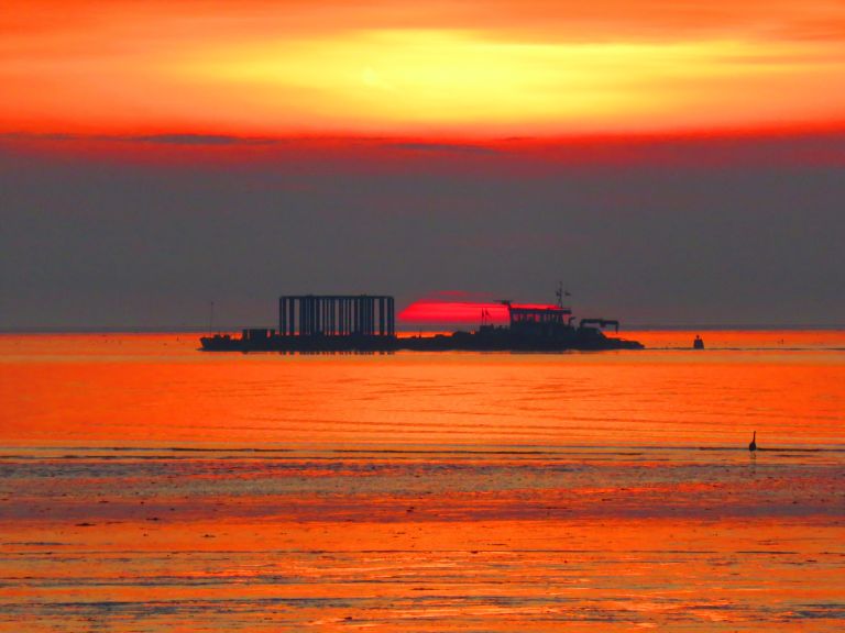 Zonsondergang boven de Waddenzee