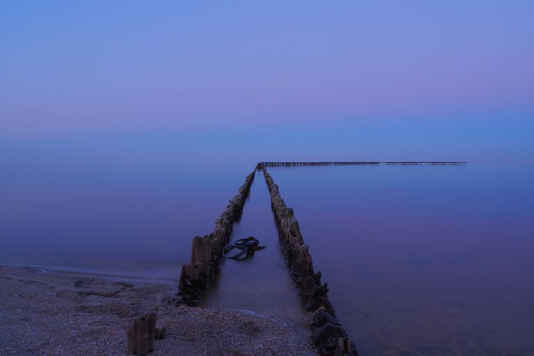 Sereen beeld van het IJsselmeer bij Hindeloopen