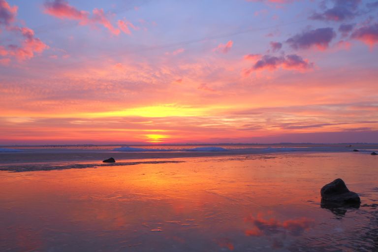 Zonsopkomst boven een winters IJsselmeer