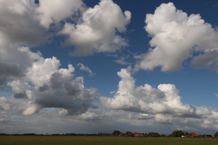 Wolkenluchten boven Akmarijp