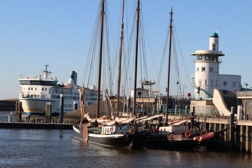 Veerboot in haven Harlingen