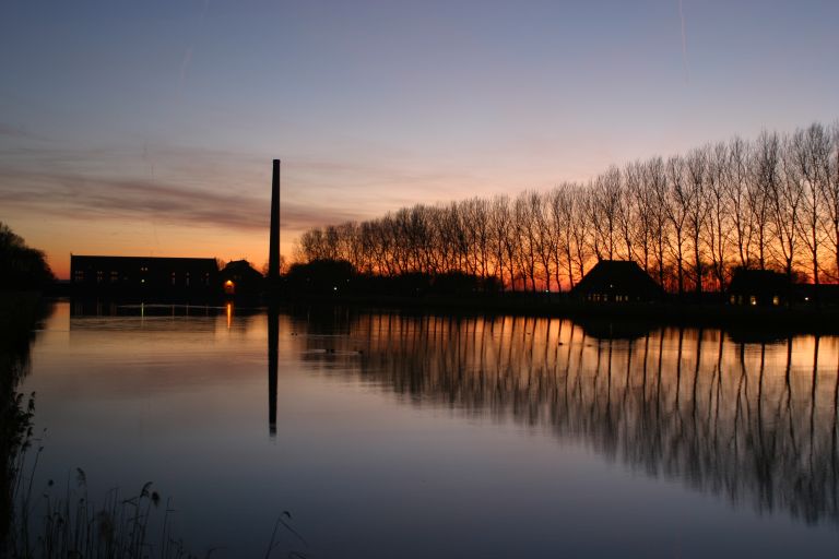 Woudagemaal bij zonsondergang