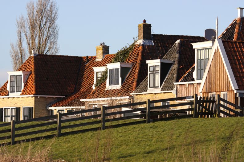 Huisjes achter dijk Makkum