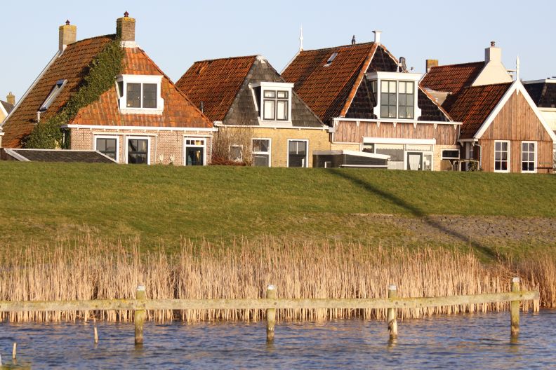 Huisjes achter dijk Makkum