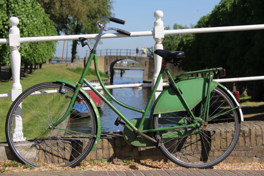 fiets op brug in Sloten