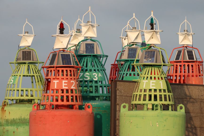 Bakens op werf West-Terschelling